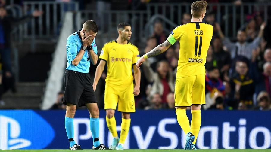 Árbitro Clement Turpin levou bolada na cara durante Barcelona x Borussia Dortmund - David Ramos/Getty Images)