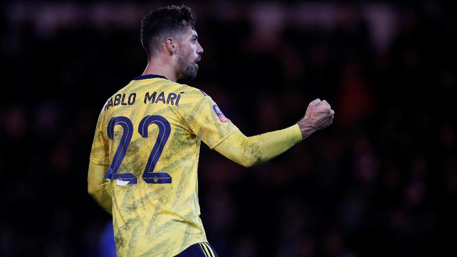 Pablo Marí comemora vitória do Arsenal em sua partida de estreia contra o Portsmouth - Paul Childs/Reuters