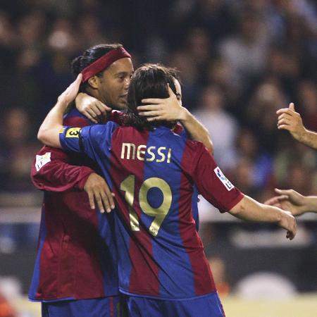 Messi abraça Ronaldinho, em jogo do Barcelona de 2006