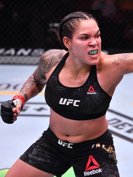 Amanda Nunes acerta soco em Felicia Spencer, durante combate no UFC 250 - Handout/Zuffa LLC via Getty Images