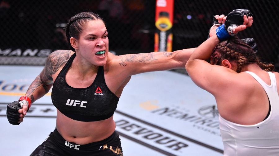Amanda Nunes acerta soco em Felicia Spencer, durante combate no UFC 250 - Handout/Zuffa LLC via Getty Images