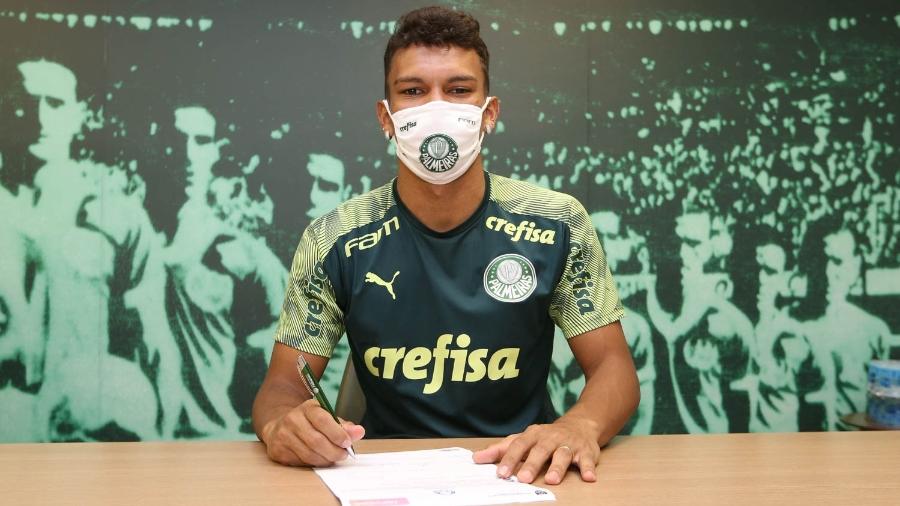 Gabriel Veron assina contrato novo com o Palmeiras - Cesar Greco