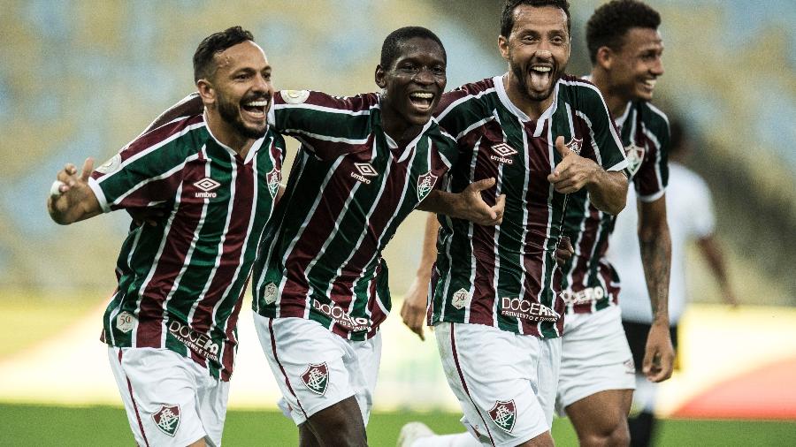 Jogadores do Fluminense comemoram segundo gol de Nenê contra o Corinthians na 10ª rodada do Brasileirão 2020 - Jorge Rodrigues/AGIF