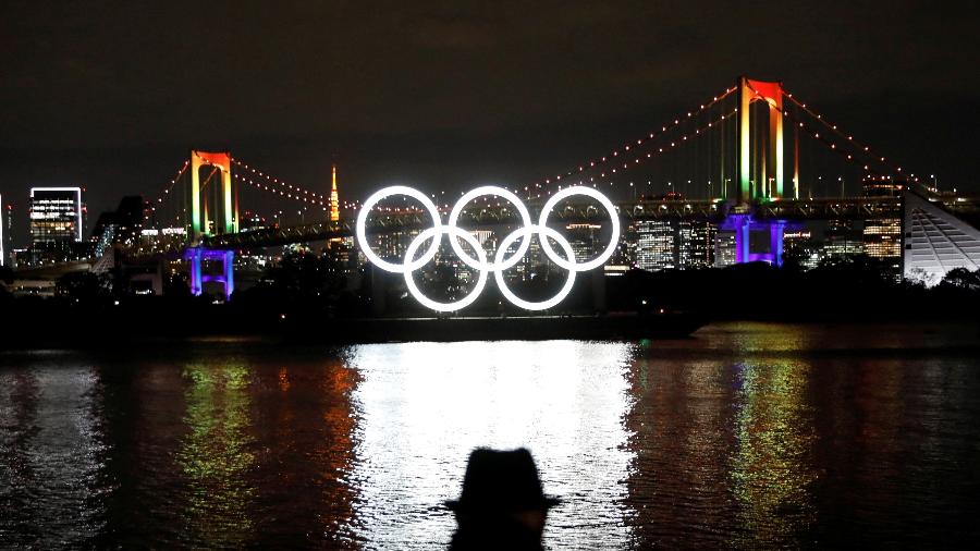Anéis olímpicos foram recolocados em Tóquio após quatro meses - Issei Kato/Reuters