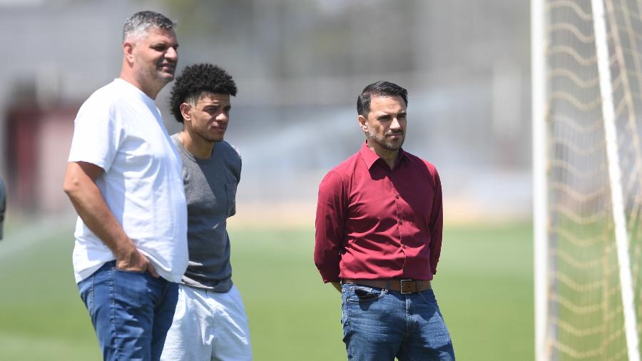 Rodrigo Caetano (d), com Taison (centro) e Adriano Loss (e) em treino do Inter - Ricardo Duarte/Inter