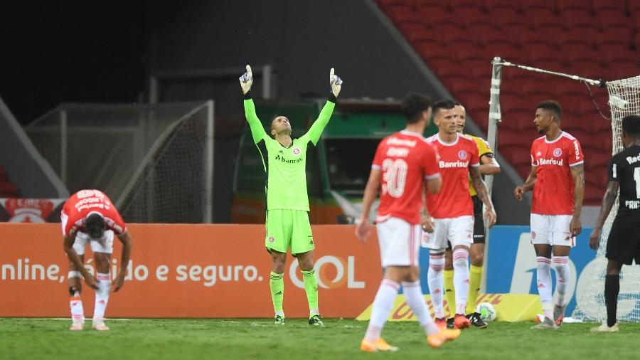 Marcelo Lomba comemora defesas importantes em vitória do Inter - Ricardo Duarte/Inter