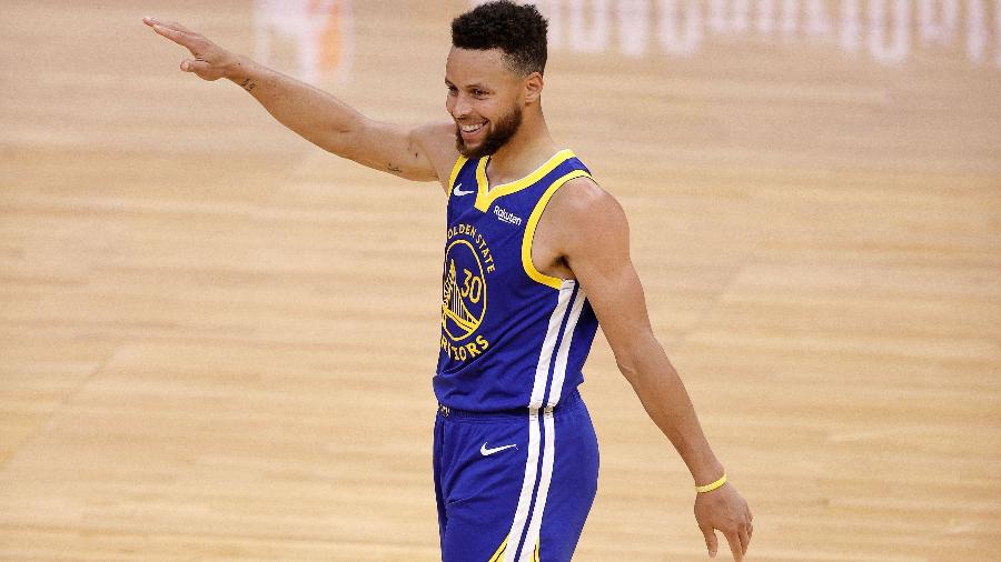 Stephen Curry sorri durante jogo do Golden State Warriors contra o Denver Nuggets - Ezra Shaw/Getty Images/AFP