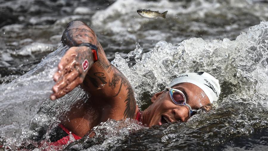 Ana Marcela Cunha, vencedora da maratona aquática e seu peixinho, em Tóquio-2020  - Jonne Roriz/COB