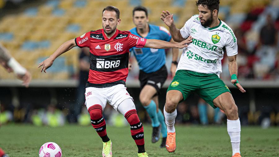 Everton Ribeiro e Pepê disputam lance em jogo entre Flamengo e Cuiabá -  Jorge Rodrigues/AGIF