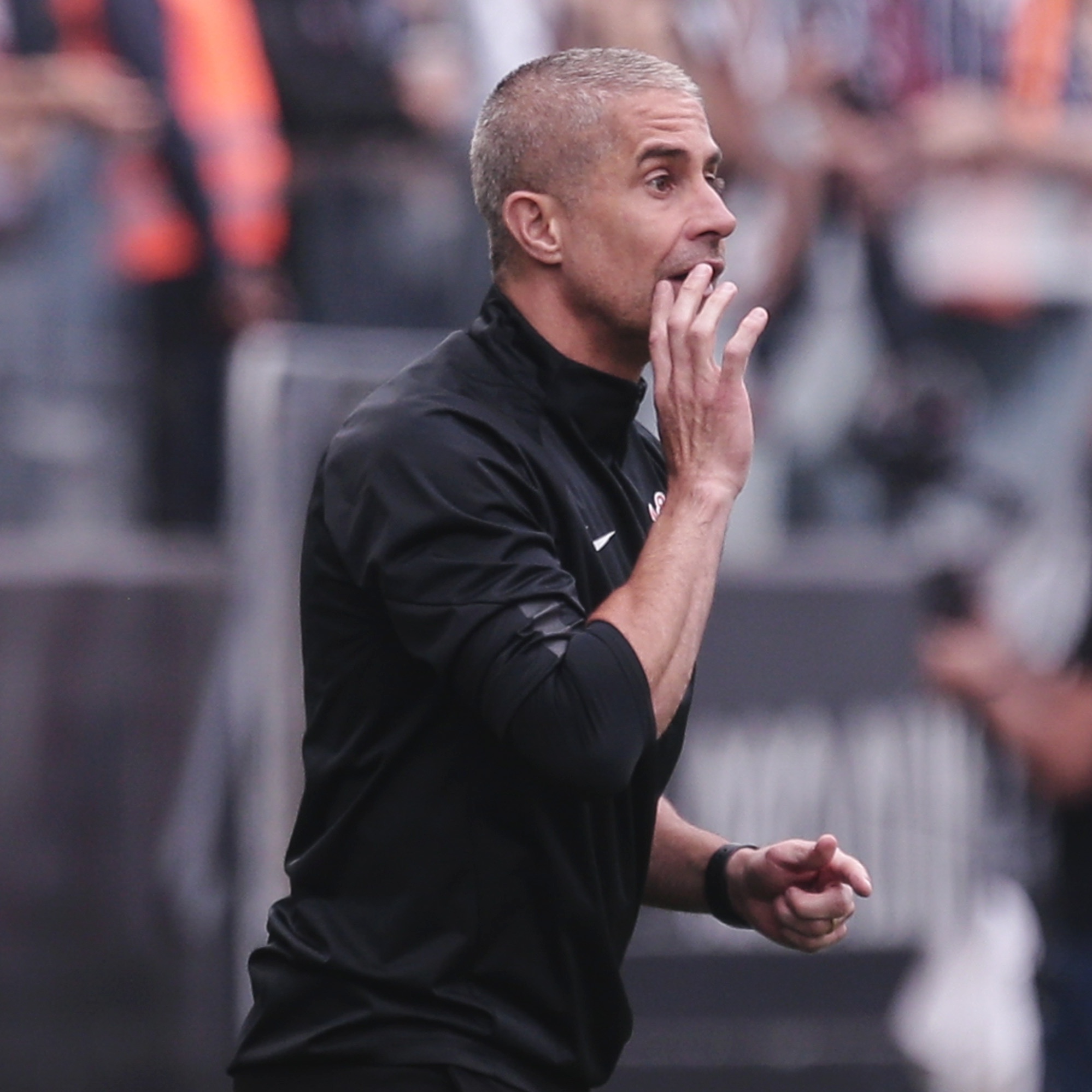 Após críticas, Sylvinho revela cuidado com Gabriel e minimiza vaias na Arena