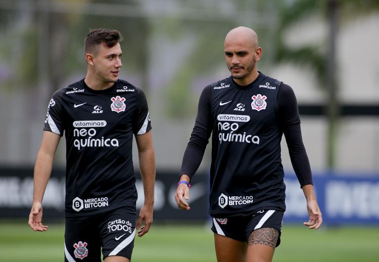 Lucas Piton e Fábio Santos em treino do Corinthians