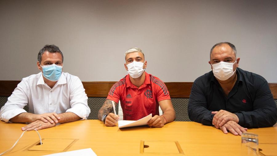 Bruno Spindel, Arrascaeta e Marcos Braz celebram renovação de contrato do meia com o Flamengo - Alexandre Vidal/Flamengo
