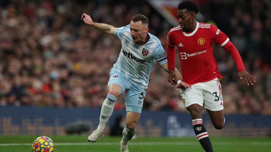 Elanga, do Manchester United, disputa bola durante partida contra o West Ham pelo Campeonato Inglês 2021-22 - REUTERS/Phil Noble
