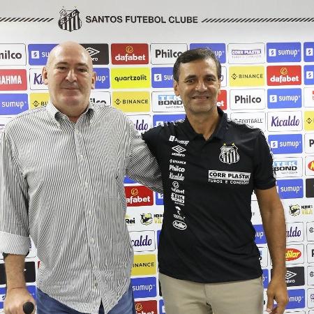 Fabián Bustos posa para foto com Andres Rueda, presidente do Santos - Divulgação/Santos