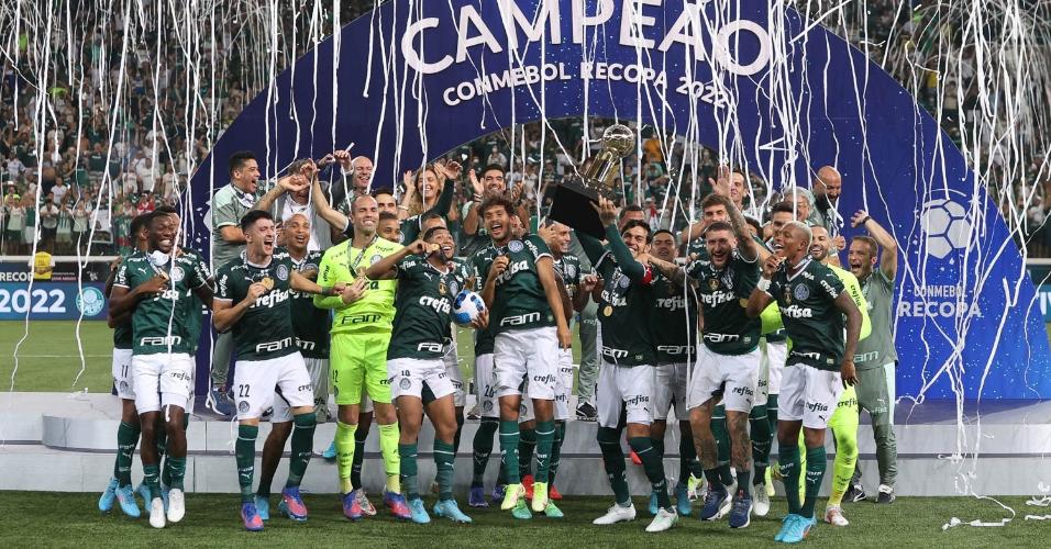 Jogadores do Palmeiras celebram o título da Recopa após vitória sobre o Athletico