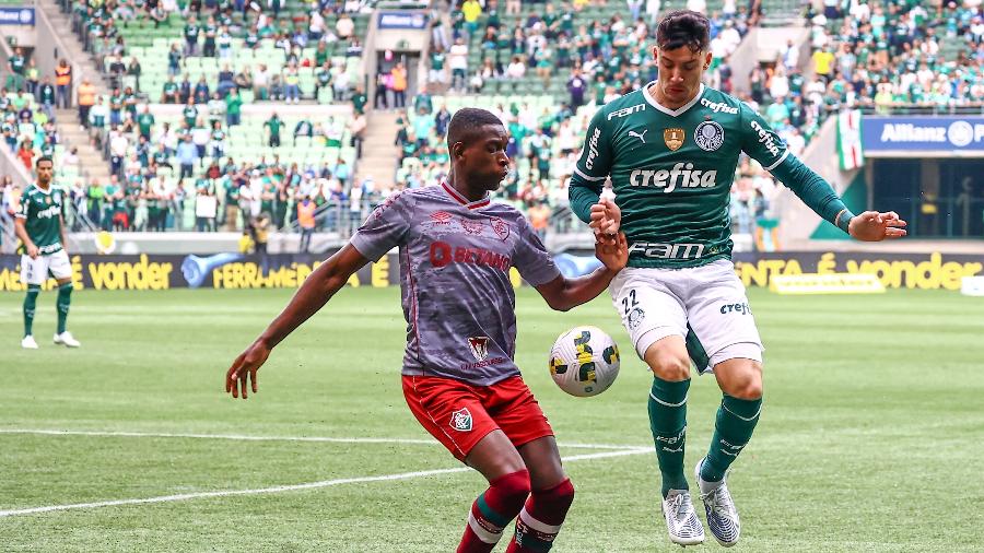  Piquerez, do Palmeiras, disputa lance com Luiz Henrique, do Flu, durante partida no Allianz Parque pelo primeiro turno do Brasileiro - Marcello Zambrana/AGIF