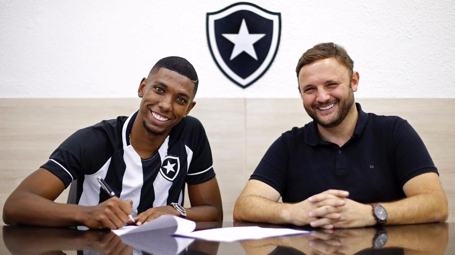 Kanu renova contrato com o Botafogo - Divulgação