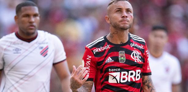 Levou a pior: Cebolinha, do Flamengo, sangra após choque com Orejuela