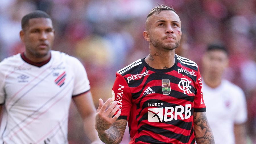 Cebolinha corta o rosto em jogo do Flamengo contra  Athletico, pelo Brasileirão - Jorge Rodrigues/AGIF
