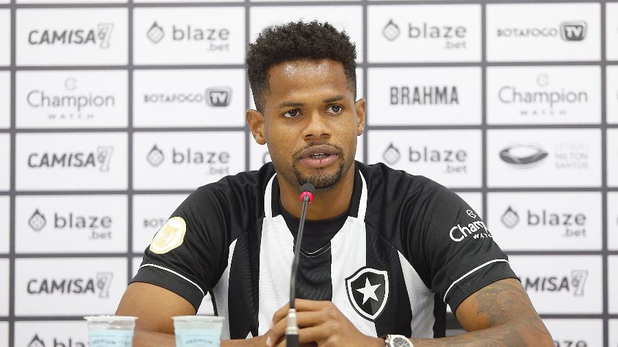  Junior Santos na apresentação ao Botafogo no Estádio Nilton Santos - Vitor Silva/Botafogo