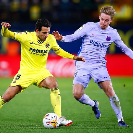 Dani Parejo e Frenkie de Jong disputam lance durante a partida entre Villareal e Barcelona - Eric Alonso/Getty Images