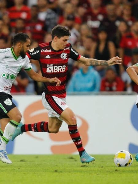 Everaldo, do América-MG, e Ayrton Lucas, do Flamengo, em disputa de bola - Foto: Gilvan de Souza/Flamengo