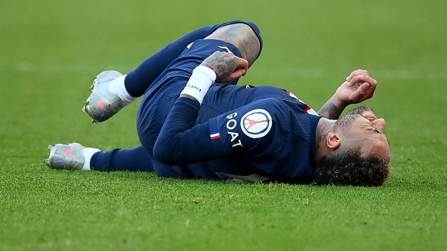 Neymar sente dor após sofrer falta em PSG x Auxerre - FRANCK FIFE / AFP