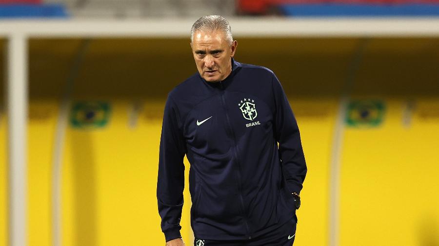 Tite observa treino da seleção brasileira no Qatar antes da estreia contra a Sérvia - Christopher Lee/Getty Images