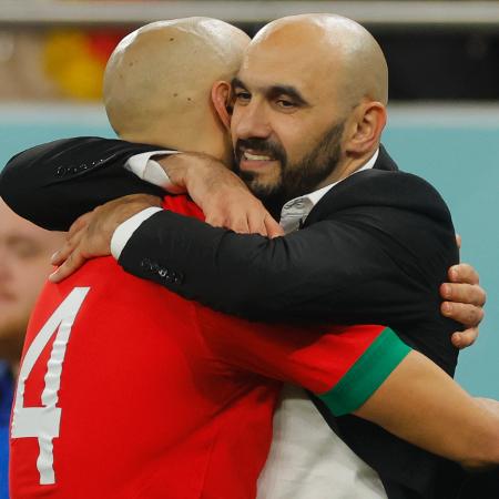 O técnico Walid Regragui abraça o jogador Amrabat após a classificação de Marrocos à semifinal da Copa do Qatar - Odd Andersen/AFP