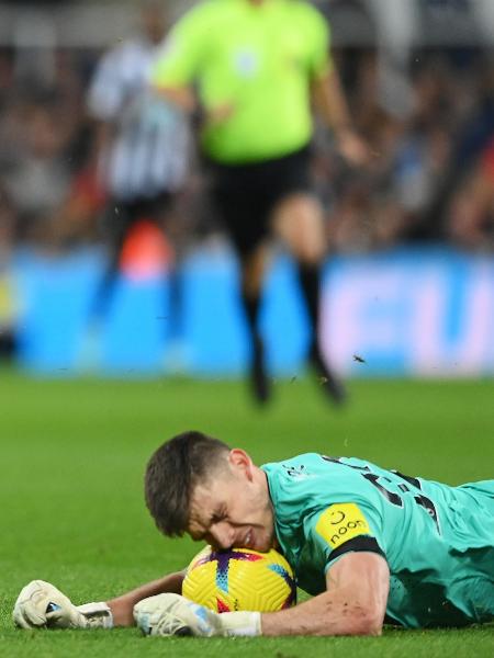 Goleiro do Newcastle se atrapalhou ao sair da área e foi expulso - Stu Forster/Getty Images