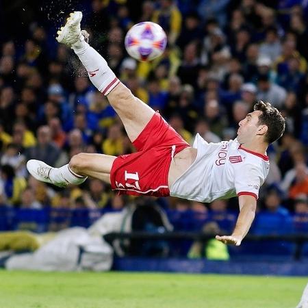 Mauro Boselli dá bicicleta e faz golaço em Boca Juniors x Estudiantes pelo Campeonato Argentino - Divulgação/Estudiantes