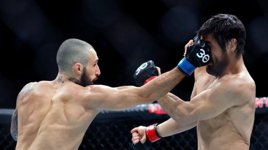 O canadense Charles Jourdain acerta golpe em Kron Gracie no UFC 288, em Nova Jersey, 06/05/2023 - Sarah Stier/Getty Images