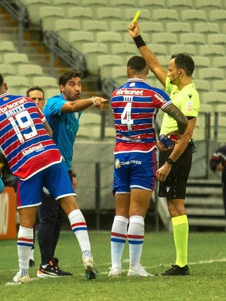 Abel Ferreira, técnico do Palmeiras, foi amarelado no jogo contra o Fortaleza, pela volta da Copa do Brasil - Lucas Emanuel/AGIF