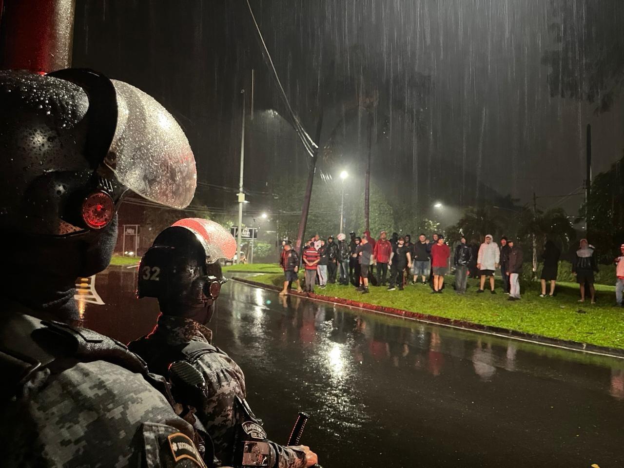 NO LUGAR ERRADO? Torcedores criticam protesto na festa de Gabigol