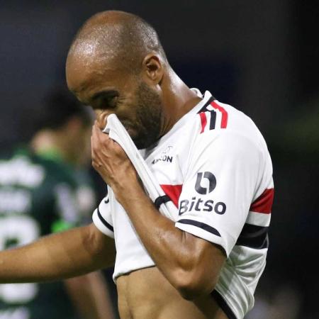 Lucas lamenta após sentir lesão durante Palmeiras x São Paulo, duelo do Campeonato Brasileiro