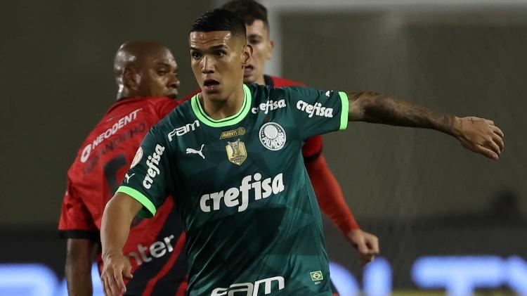Naves, do Palmeiras, em jogo contra o Athletico-PR no Campeonato Brasileiro