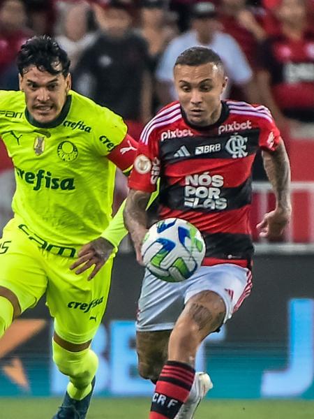 Cebolinha, do Flamengo, em ação no jogo contra o Palmeiras, pelo Brasileirão