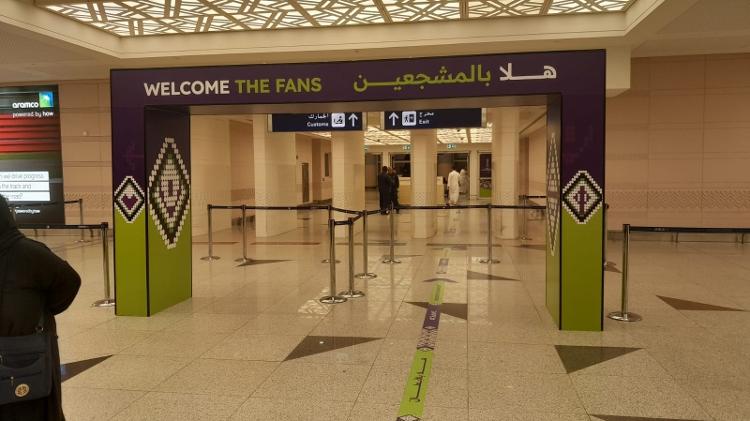 Mensagem em portal no aeroporto de Jeddah dá boas-vindas aos torcedores que chegam para o Mundial