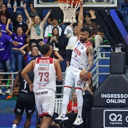 Wesley levanta torcida do Franca no Pedrocão após enterrada