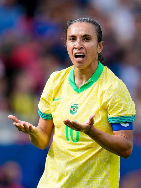 Marta, da seleção brasileira, em jogo contra o Japão pelas Olimpíadas