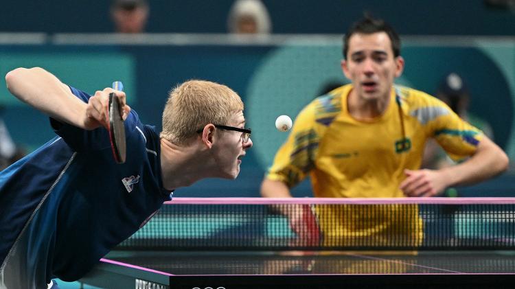 Felix Lebrun e Hugo Calderano durante disputa do bronze no tênis de mesa nas Olimpíadas de Paris