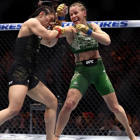 Valentina Shevchenko (à direita), durante luta com Alexa Grasso, na Noche UFC