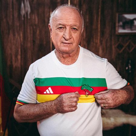 Felipão veste camisa da Adidas em homenagem ao Rio Grande do Sul