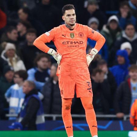 Goleiro Ederson durante jogo entre Manchester City e Feyenoord na Champions League