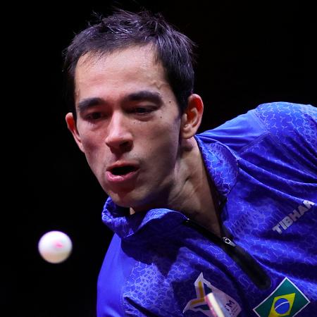 Hugo Calderano observa a bola enquanto saca contra o chinês Wang Chuqin na final do Mundial de tênis de mesa, em Doha Hugo Calderano observa a bola enquanto saca contra o chinês Wang Chuqin na final do Mundial de tênis de mesa, em Doha