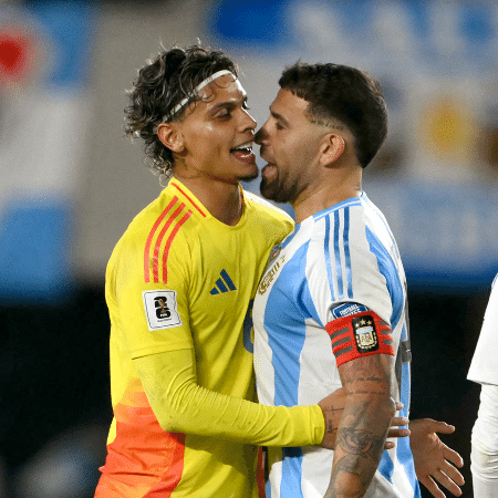 Richard Ríos e Otamendi discutindo durante o empate entre Argentina e Colômbia - Luis Robayo/AFP