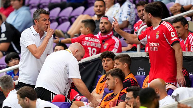 Bruno Lage e Kokçu, de pé, discutem após o terceiro gol do Benfica sobre o Auckland City, no Mundial de Clubes Bruno Lage e Kokçu, de pé, discutem após o terceiro gol do Benfica sobre o Auckland City, no Mundial de Clubes