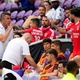 Técnico ex-Botafogo discute com próprio atleta em jogo do Benfica; veja