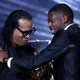 Dembélé exalta 'lenda' Ronaldinho e se emociona ao receber Bola de Ouro