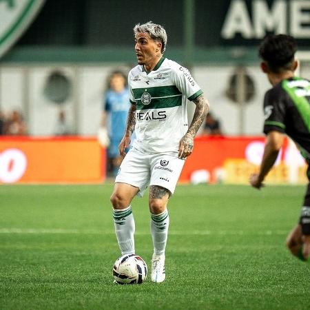 Josué, meio-campista do Coritiba, durante o jogo contra o América-MG